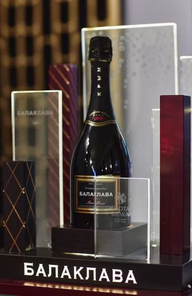 Игристая «Балаклава» поддержала театральную премию «Золотая Маска» и юбилей театра Моссовета 