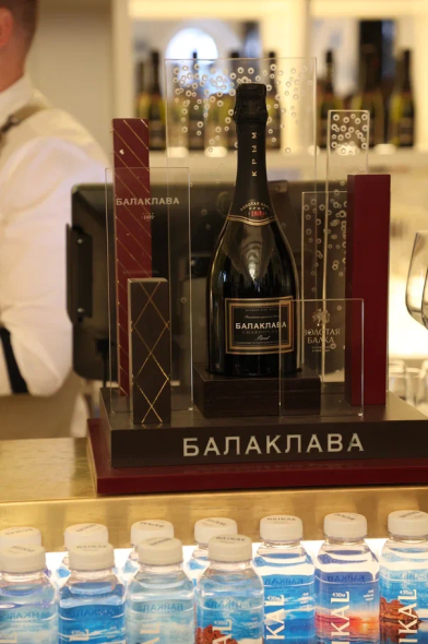 Игристый комплимент Гаю Ричи: «Золотая Балка» поддержала светскую премьеру «Переводчика»